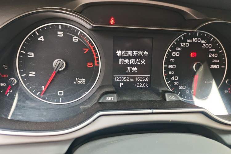 Used Audi A4L 2015 35 TFSI Automatic Standard Model Odometer Close Up