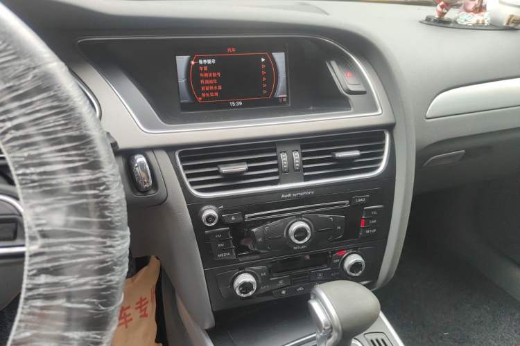 Used Audi A4L 2015 35 TFSI Automatic Standard Model Audio And AC Panel