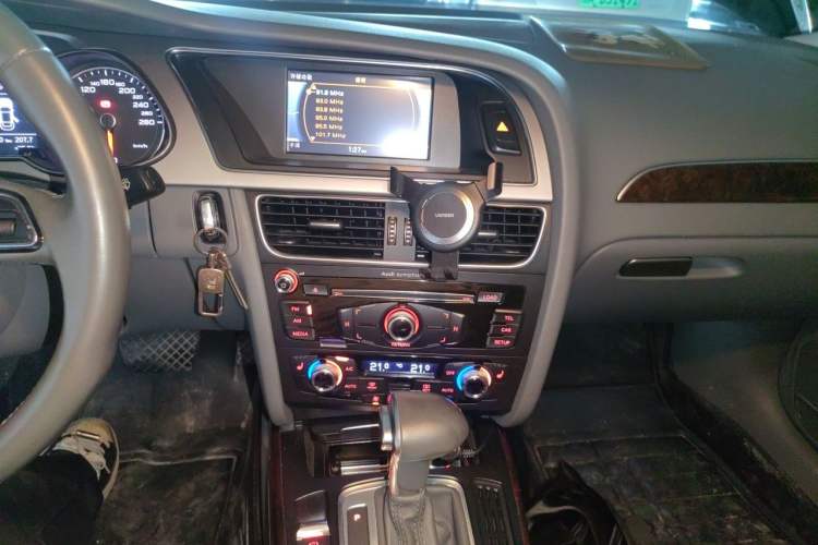 Used Audi A4L 2015 35 TFSI Automatic Comfort Model Audio And AC Panel
