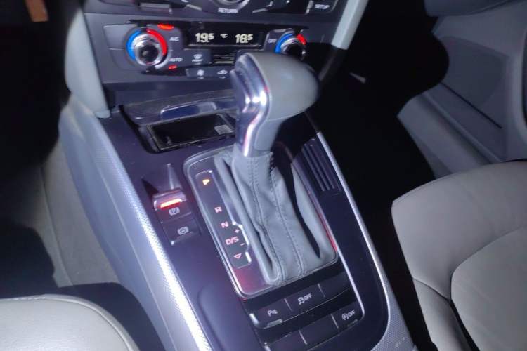Used Audi A4L 2015 35 TFSI Automatic Standard Model Gear Lever