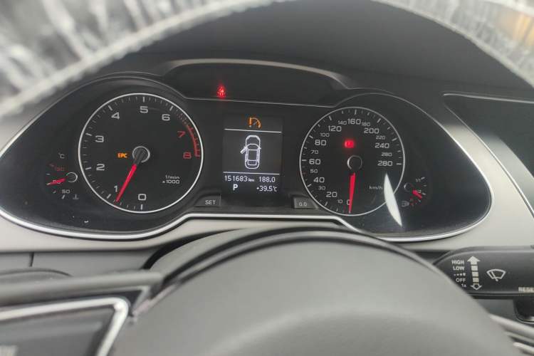 Used Audi A4L 2015 35 TFSI Automatic Standard Model Odometer Close Up