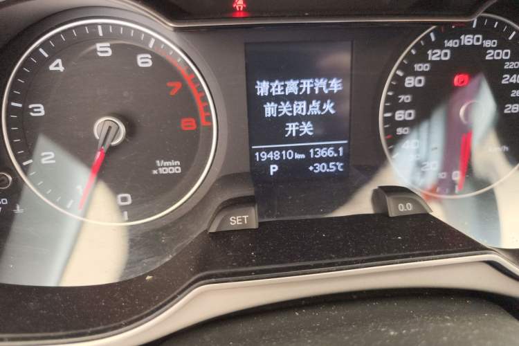 Used Audi A4L 2015 35 TFSI Automatic Standard Model Odometer Close Up