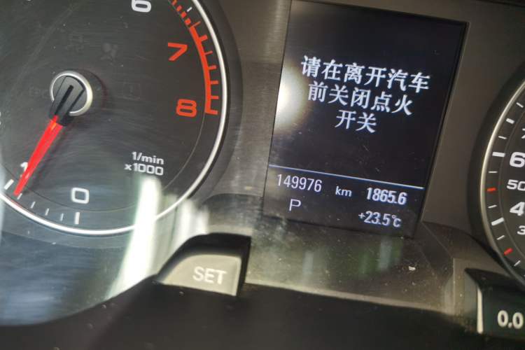 Used Audi A4L 2015 35 TFSI Automatic Comfort Model Odometer Close Up