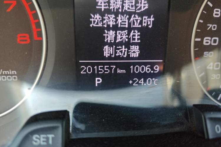 Used Audi A4L 2015 35 TFSI Automatic Standard Model Odometer Close Up