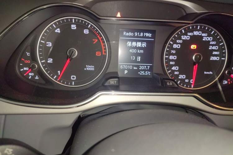 Used Audi A4L 2015 35 TFSI Automatic Comfort Model Odometer Close Up