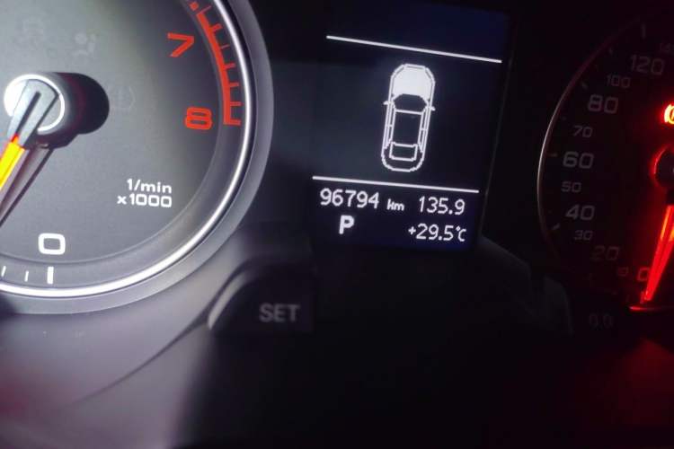 Used Audi A4L 2015 35 TFSI Automatic Standard Model Odometer Close Up