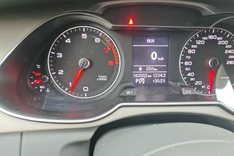 Used Audi A4L 2015 35 TFSI Automatic Standard Model Odometer Close Up