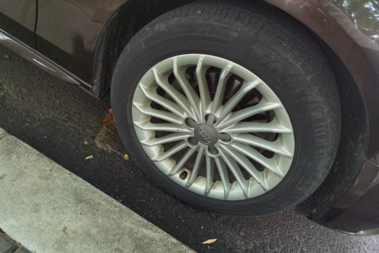Used Audi A4L 2015 35 TFSI Automatic Comfort Model Right Front Wheel Hub