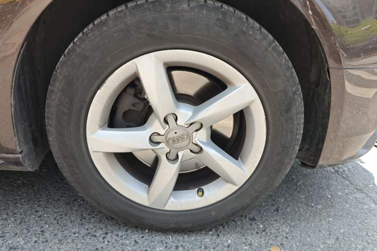 Used Audi A4L 2015 35 TFSI Automatic Standard Model Right Front Wheel Hub