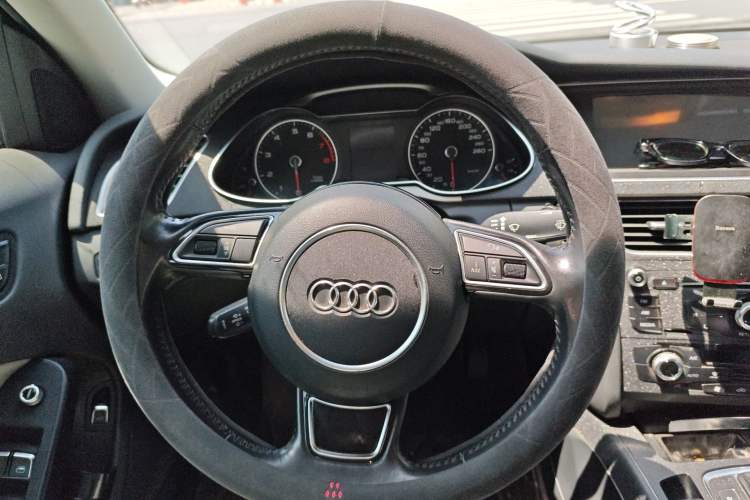 Used Audi A4L 2015 35 TFSI Automatic Standard Model Steering Wheel