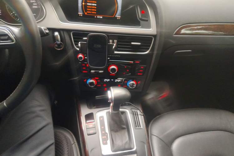 Used Audi A4L 2015 35 TFSI Automatic Comfort Model Audio And AC Panel