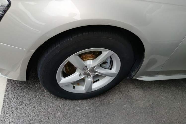Used Audi A4L 2015 35 TFSI Automatic Standard Model Left Front Wheel Hub