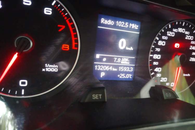 Used Audi A4L 2015 35 TFSI Automatic Comfort Model Odometer Close Up