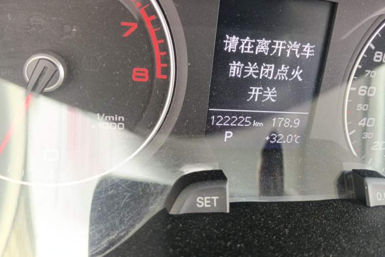 Used Audi A4L 2015 45 TFSI quattro Individual Sport Edition Odometer Close Up