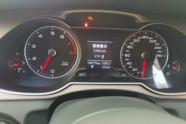 Used Audi A4L 2015 35 TFSI Automatic Standard Model Odometer Close Up