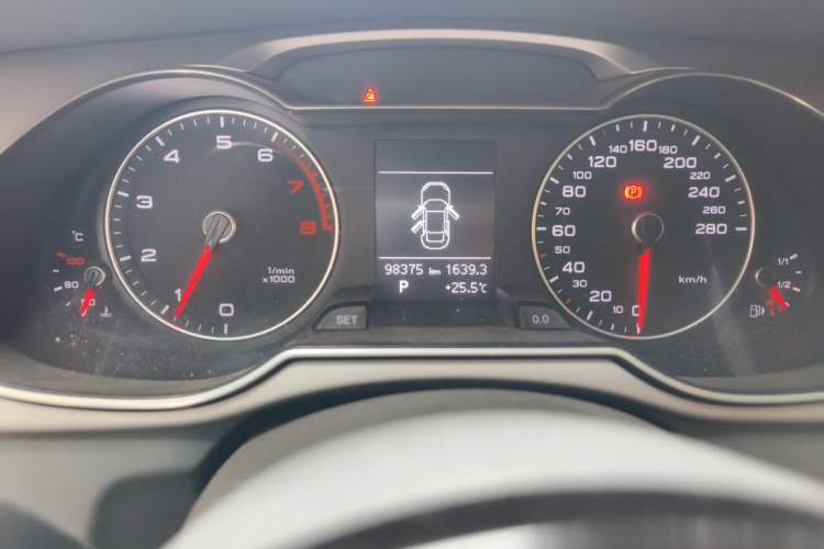 Used Audi A4L 2015 35 TFSI Automatic Standard Model Odometer Close Up