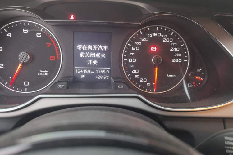 Used Audi A4L 2015 35 TFSI Automatic Comfort Model Odometer Close Up
