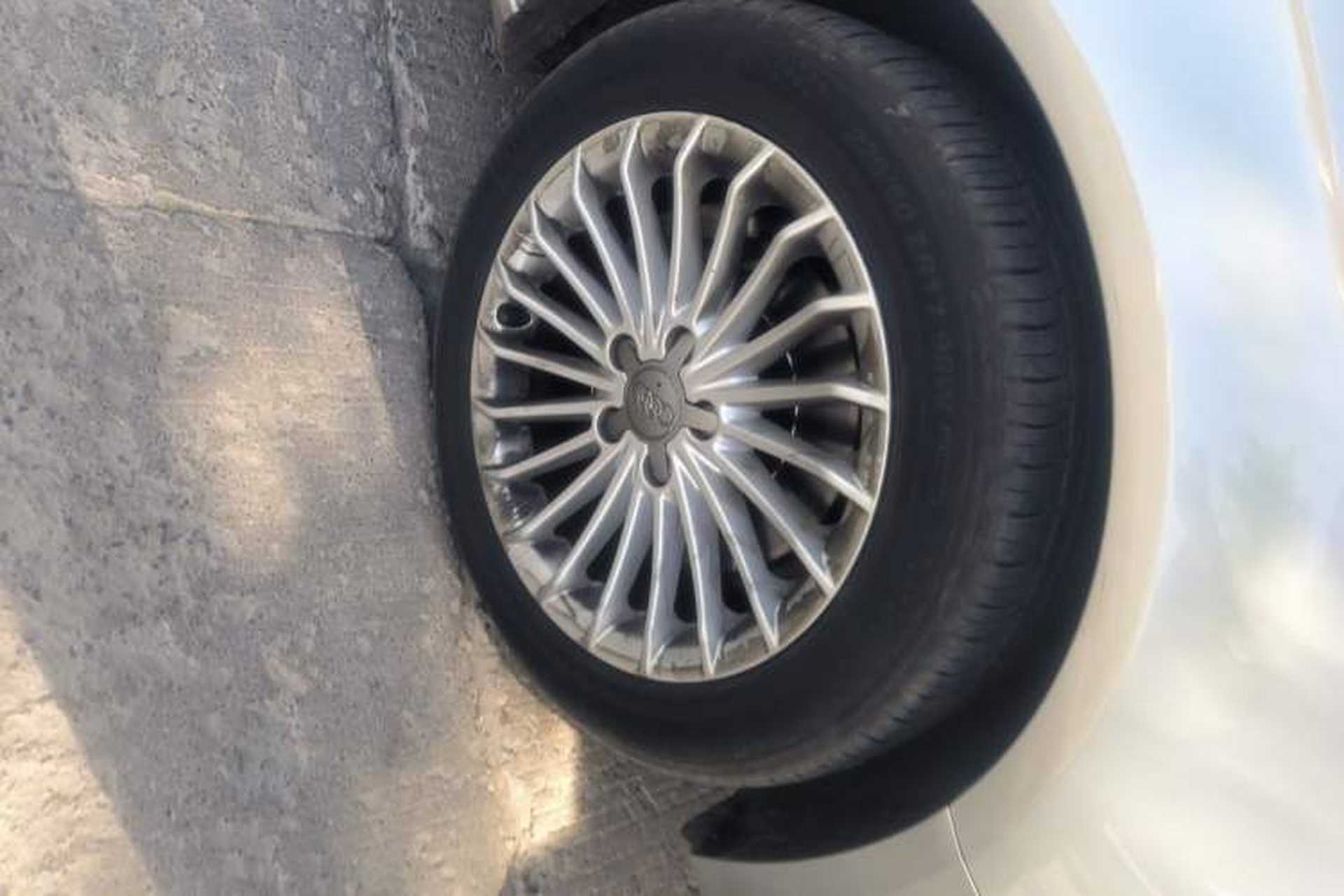 Used Audi A4L 2015 35 TFSI Automatic Comfort Model Right Front Wheel Hub