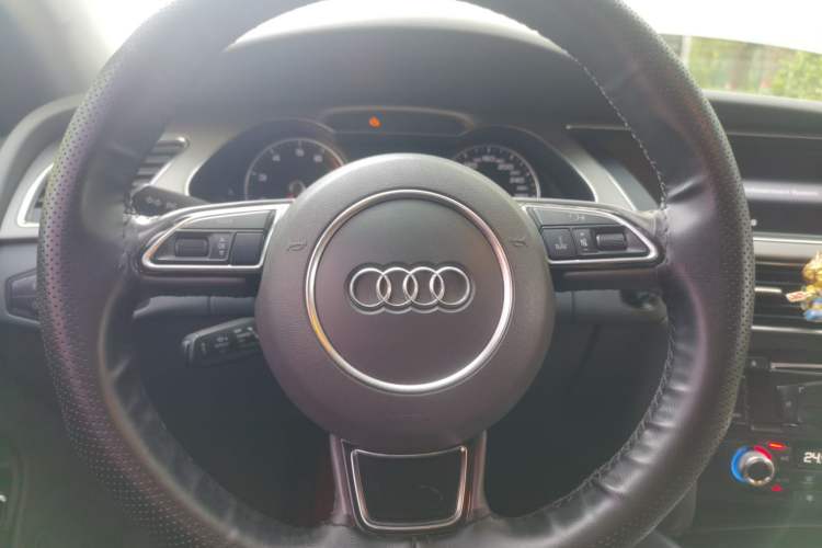 Used Audi A4L 2015 35 TFSI Automatic Standard Model Steering Wheel