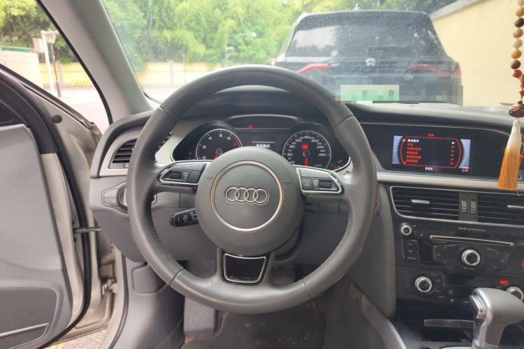 Used Audi A4L 2015 35 TFSI Automatic Standard Model Steering Wheel