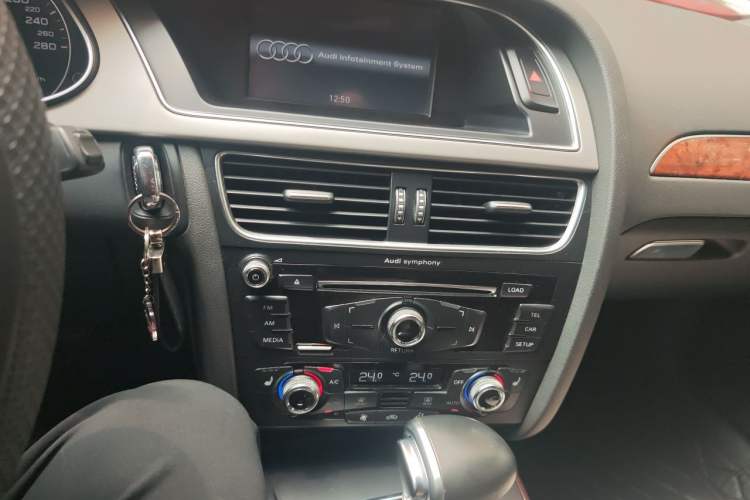 Used Audi A4L 2015 35 TFSI Automatic Comfort Model Audio And AC Panel