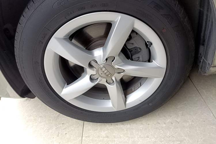 Used Audi A4L 2015 35 TFSI Automatic Standard Model Left Front Wheel Hub