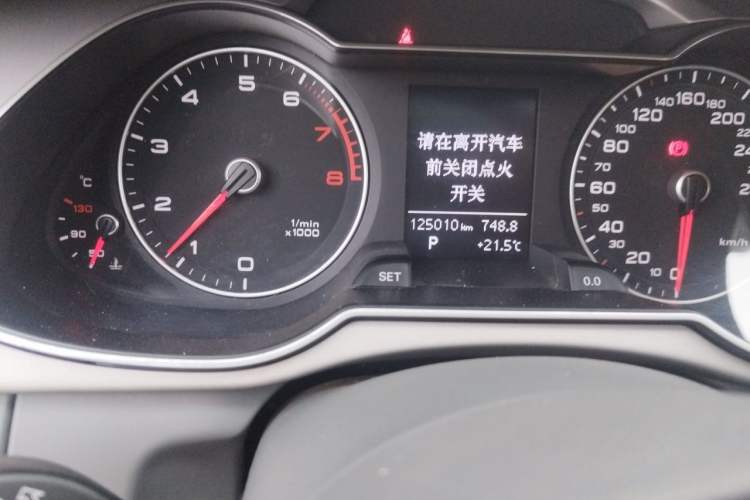 Used Audi A4L 2015 35 TFSI Automatic Standard Model Odometer Close Up