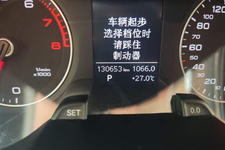 Used Audi A4L 2015 35 TFSI Automatic Comfort Model Odometer Close Up