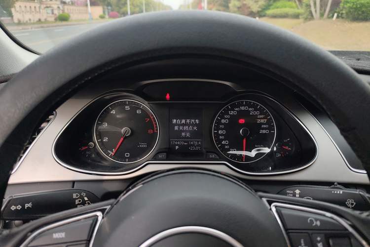 Used Audi A4L 2015 35 TFSI Automatic Standard Model Odometer Close Up