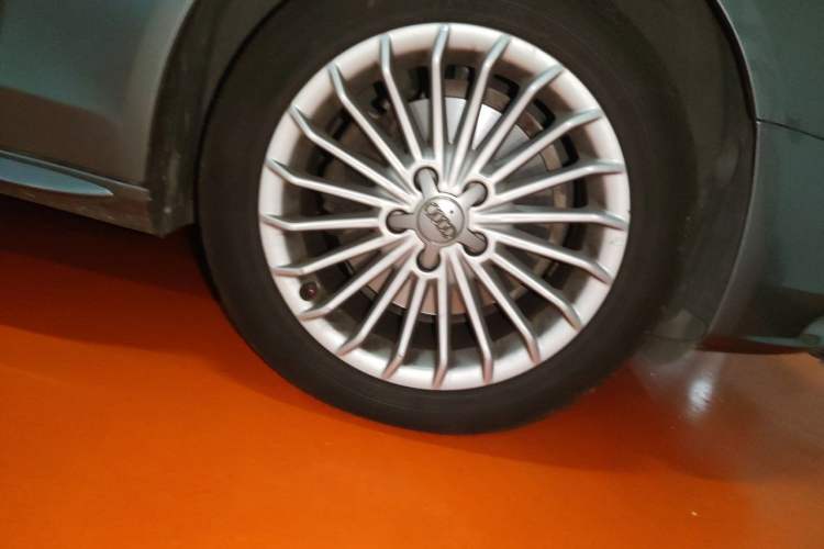 Used Audi A4L 2015 35 TFSI Automatic Comfort Model Right Front Wheel Hub