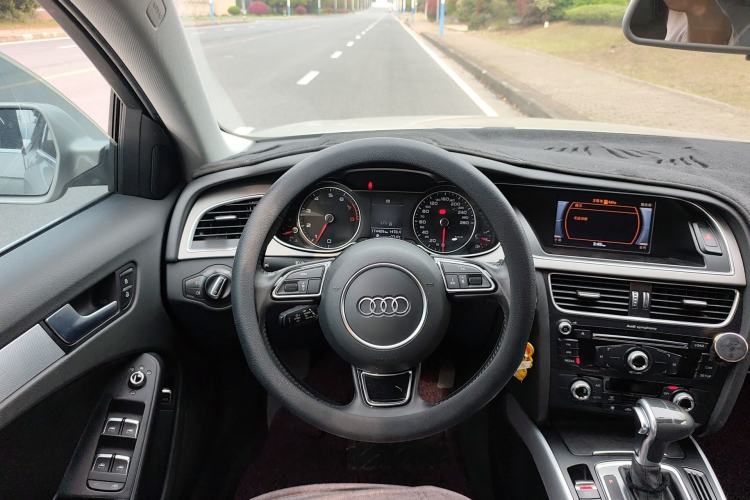 Used Audi A4L 2015 35 TFSI Automatic Standard Model Steering Wheel