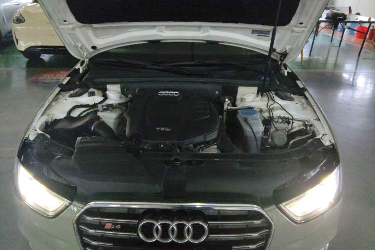 Used Audi A4L 2015 35 TFSI Automatic Standard Model Engine Bay