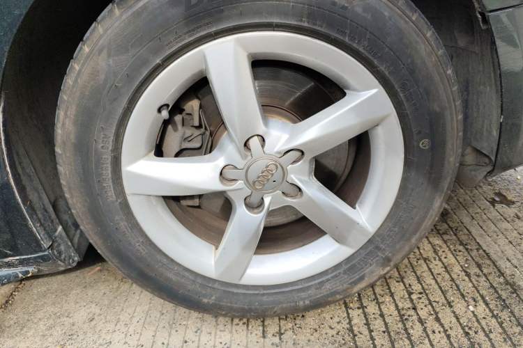 Used Audi A4L 2015 35 TFSI Automatic Standard Model Right Front Wheel Hub