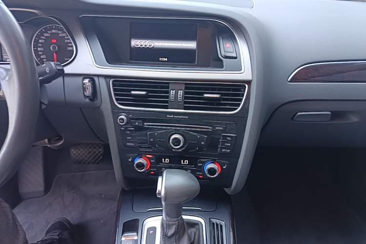 Used Audi A4L 2015 35 TFSI Automatic Comfort Model Audio And AC Panel