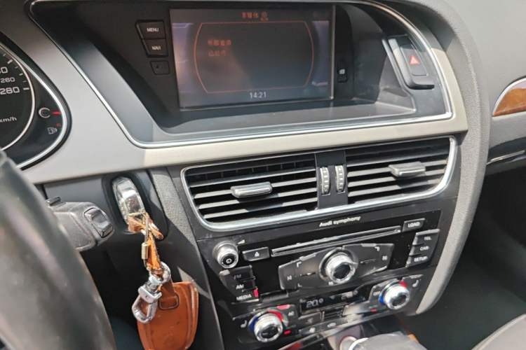 Used Audi A4L 2015 35 TFSI Automatic Comfort Model Audio And AC Panel