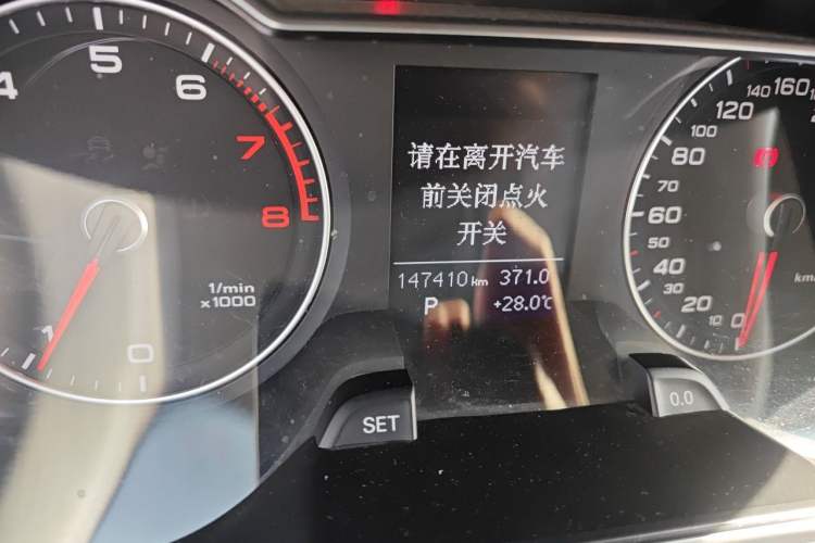 Used Audi A4L 2015 35 TFSI Automatic Comfort Model Odometer Close Up