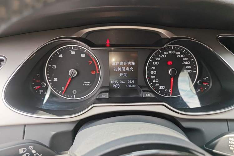 Used Audi A4L 2015 35 TFSI Automatic Comfort Model Odometer Close Up