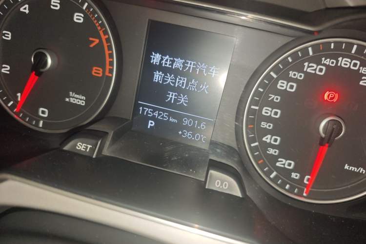 Used Audi A4L 2015 35 TFSI Automatic Comfort Model Odometer Close Up