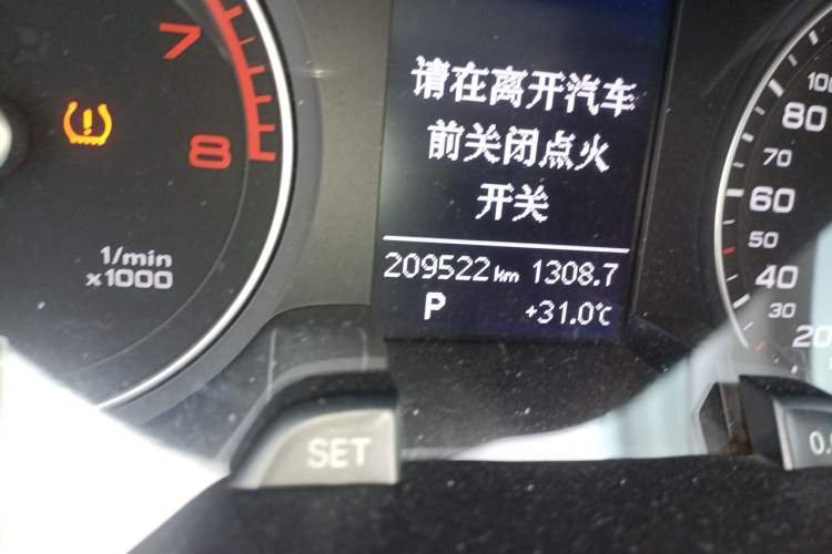 Used Audi A4L 2015 35 TFSI Automatic Comfort Model Odometer Close Up