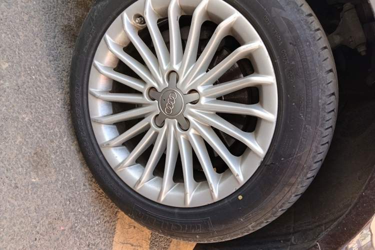 Used Audi A4L 2015 35 TFSI Automatic Standard Model Right Front Wheel Hub