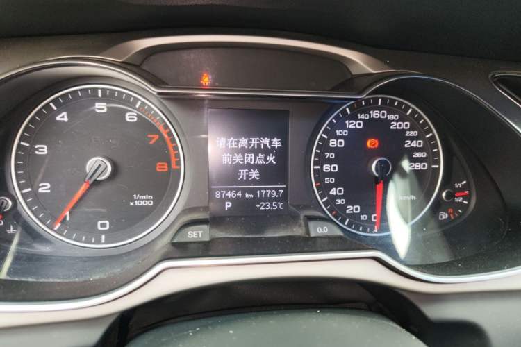 Used Audi A4L 2015 35 TFSI Automatic Comfort Model Odometer Close Up