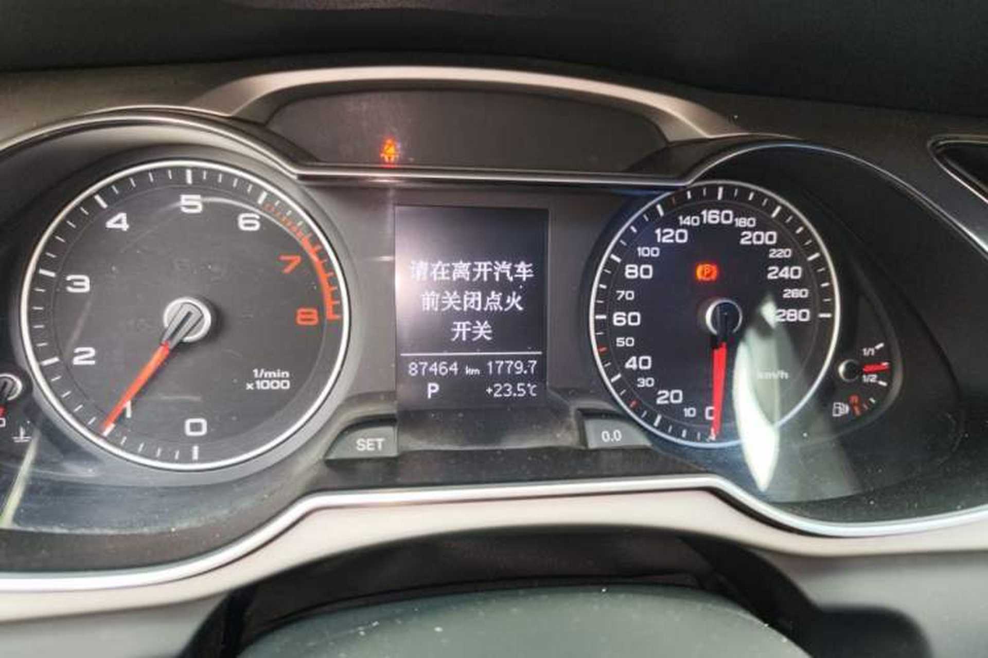 Used Audi A4L 2015 35 TFSI Automatic Comfort Model Odometer Close Up