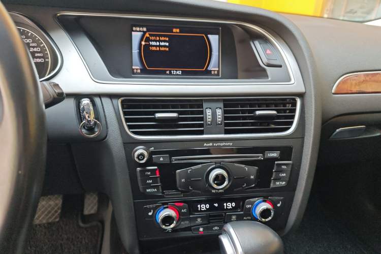 Used Audi A4L 2015 35 TFSI Automatic Comfort Model Audio And AC Panel