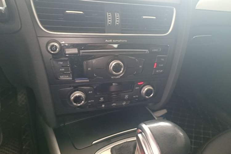 Used Audi A4L 2015 35 TFSI Automatic Standard Model Audio And AC Panel