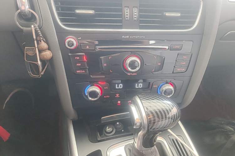 Used Audi A4L 2015 35 TFSI Automatic Standard Model Audio And AC Panel