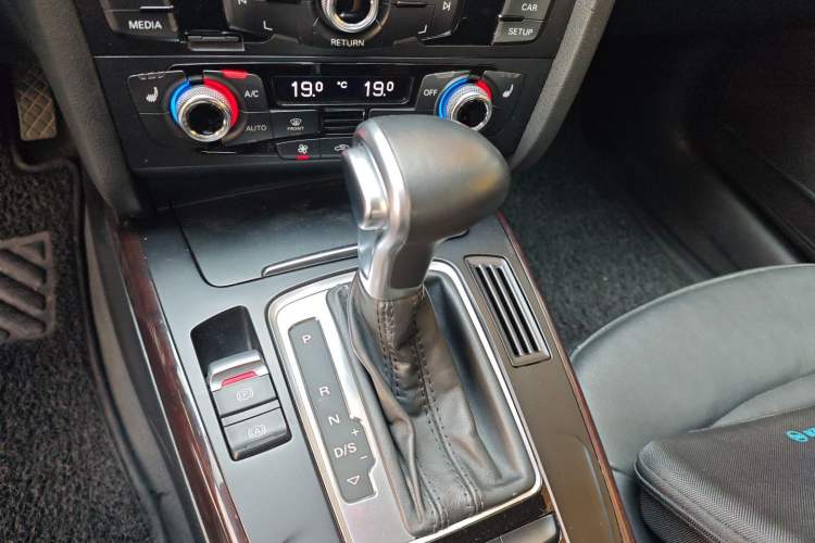 Used Audi A4L 2015 35 TFSI Automatic Comfort Model Gear Lever