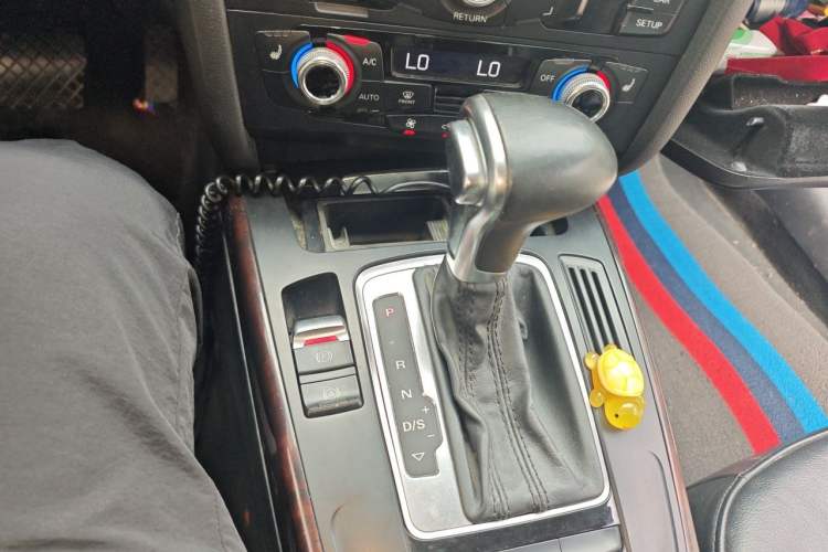 Used Audi A4L 2015 35 TFSI Automatic Comfort Model Gear Lever