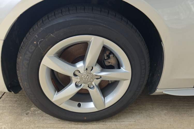 Used Audi A4L 2015 35 TFSI Automatic Standard Model Left Front Wheel Hub