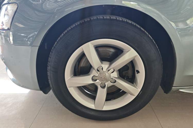 Used Audi A4L 2015 35 TFSI Automatic Standard Model Left Front Wheel Hub