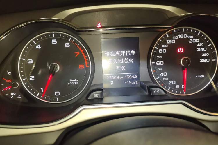 Used Audi A4L 2015 35 TFSI Automatic Comfort Model Odometer Close Up